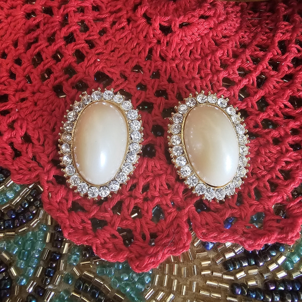 Vintage Clip Back Elegant Gold and Cream Earrings - Picture 2 of 8